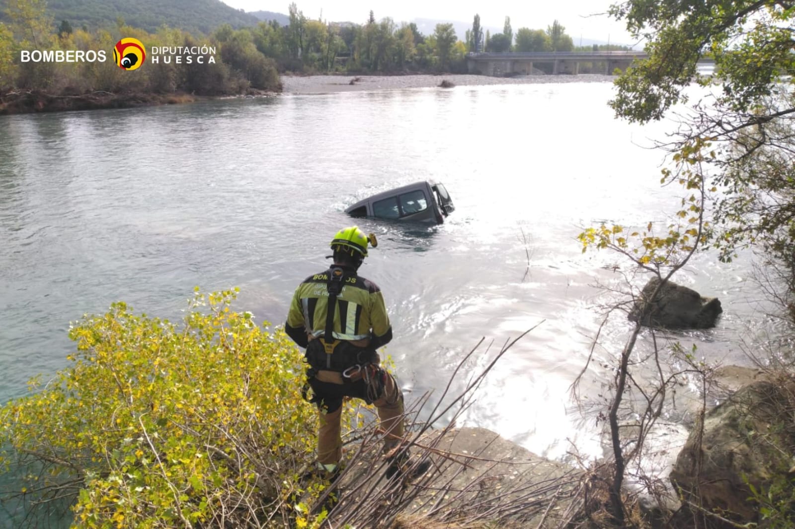 Cae con el coche al río Cinca y sale nadando hasta la orilla Cae con el coche al río Cinca y sale nadando hasta la orilla