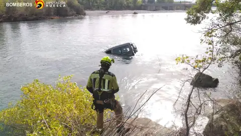 Cae con el coche al río Cinca y sale nadando hasta la orilla Cae con el coche al río Cinca y sale nadando hasta la orilla