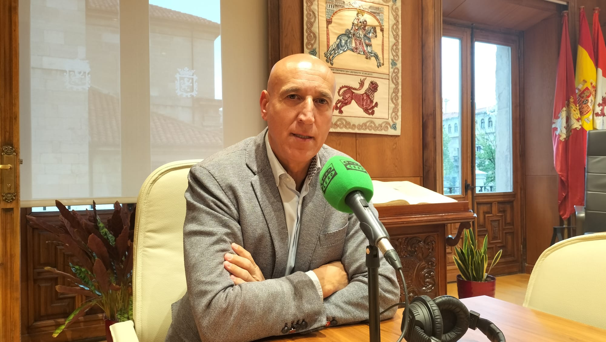 El alcalde de León acusa a Ferraz y a Santos Cerdán de "jugar sucio" para descabezar a Tudanca: "Yo también lo he sufrido" El alcalde de León acusa a Ferraz y a Santos Cerdán de "jugar sucio" para descabezar a Tudanca: "Yo también lo he sufrido"