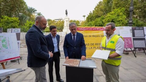 El alcalde de Sevilla, en el centro, junto al delegado y el gerente de Urbanismo, presenta el proyecto de renovaci&oacute;n de la Plaza Nueva