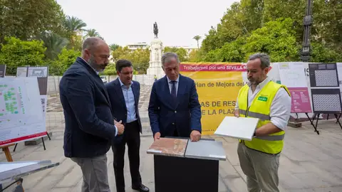 El alcalde de Sevilla, en el centro, junto al delegado y el gerente de Urbanismo, presenta el proyecto de renovación de la Plaza Nueva El alcalde de Sevilla, en el centro, junto al delegado y el gerente de Urbanismo, presenta el proyecto de renovación de la Plaza Nueva