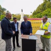 El alcalde de Sevilla, en el centro, junto al delegado y el gerente de Urbanismo, presenta el proyecto de renovación de la Plaza Nueva