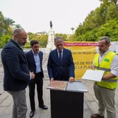 El alcalde de Sevilla, en el centro, junto al delegado y el gerente de Urbanismo, presenta el proyecto de renovación de la Plaza Nueva El alcalde de Sevilla, en el centro, junto al delegado y el gerente de Urbanismo, presenta el proyecto de renovación de la Plaza Nueva