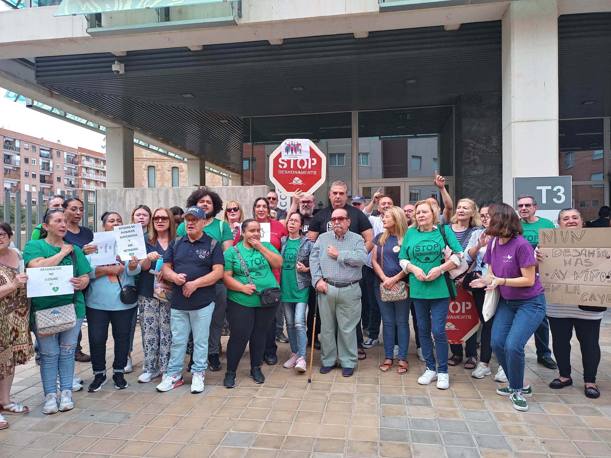 La PAH reclama a la Generalitat medidas urgentes ante los continuos desahucios que se están produciendo La PAH reclama a la Generalitat medidas urgentes ante los continuos desahucios que se están produciendo