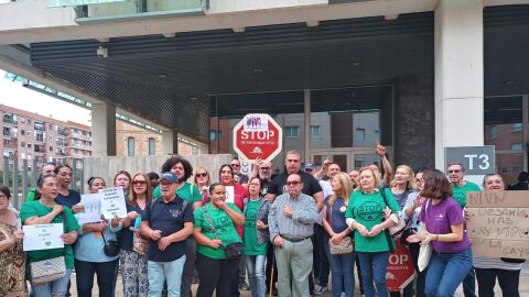 Responsables de la PAH y afectados se han concentrado a las puertas de la Conseller&iacute;a de Vivienda.