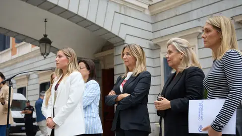 Las parlamentarias del PP atienden a los medios en el congresos tras formalizar su denuncia/ Jesús Hellín / Europa Press Las parlamentarias del PP atienden a los medios en el congresos tras formalizar su denuncia/ Jesús Hellín / Europa Press