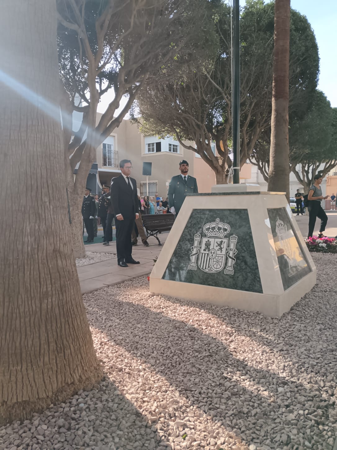 El Gobierno califica de "héroe" a Juan Jesús López en la plaza que adopta su nombre El Gobierno califica de "héroe" a Juan Jesús López en la plaza que adopta su nombre