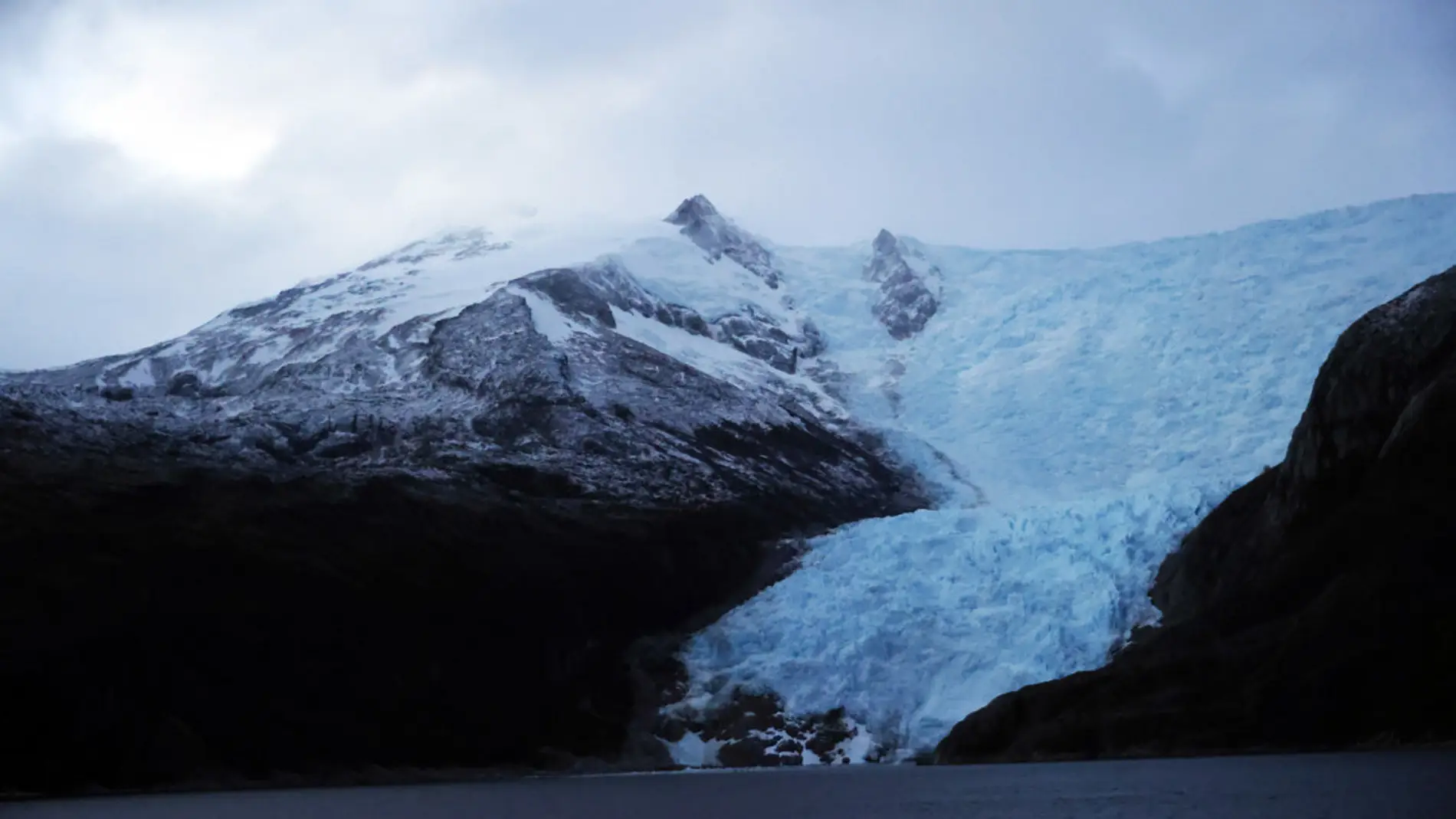 Fotografía de archivo de deshielo en un glaciar. EFE/ Elvis González Fotografía de archivo de deshielo en un glaciar. EFE/ Elvis González