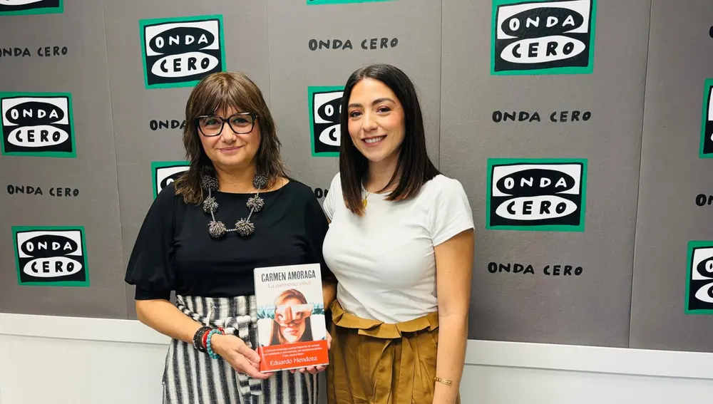 Carmen Amoraga con su nueva novela 'La memoria invisible' Carmen Amoraga con su nueva novela 'La memoria invisible'