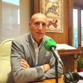 José Antonio Díez en el despacho de alcaldía en el consistorio de San Marcelo de León