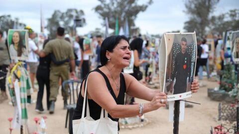 Familiar de una de las v&iacute;ctimas del festival NOVA en los actos de conmemoraci&oacute;n de los actos terroristas de Ham&aacute;s/ EFE/EPA/ABIR SULTAN