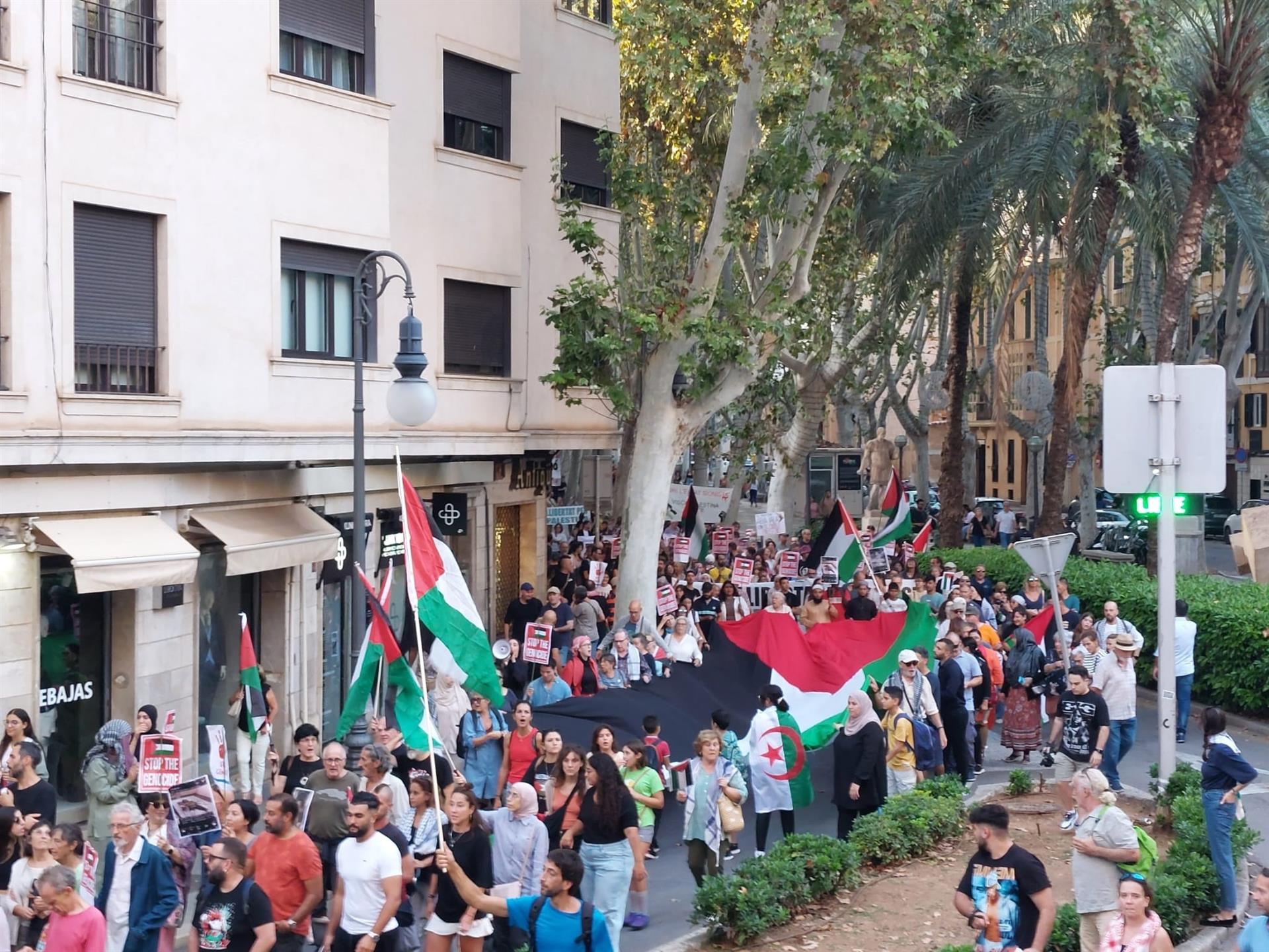 Un millar de personas se manifiestan en Palma en solidaridad con Palestina Un millar de personas se manifiestan en Palma en solidaridad con Palestina