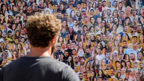 Un hombre mira fotograf&iacute;as y monumentos en memoria de los asistentes al festival israel&iacute; asesinados por Ham&aacute;s en el lugar donde se celebraba la fiesta Supernova Music Festival, cerca del Kibbutz Reim, en el sur de Israel.