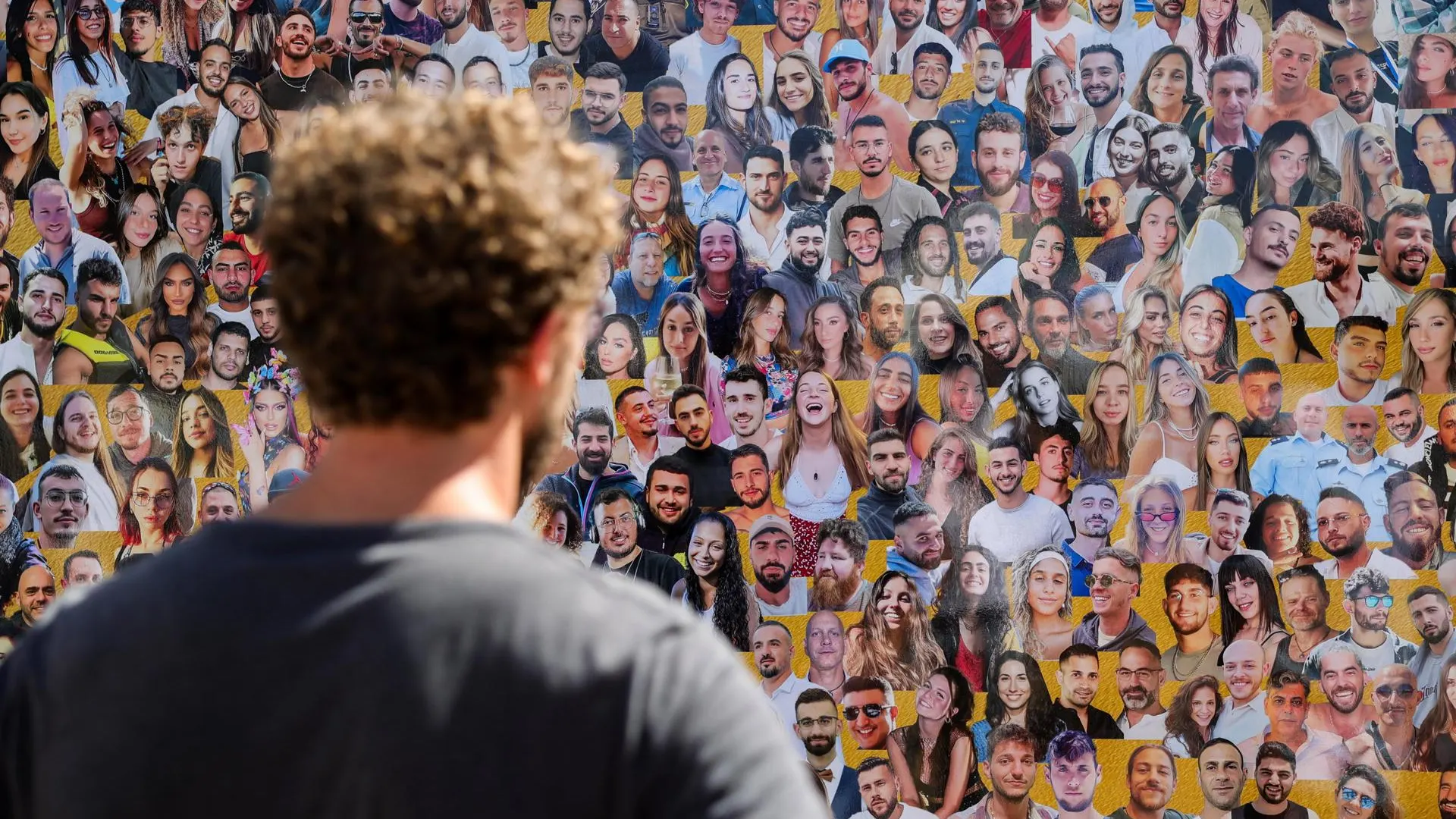Un hombre mira fotograf&iacute;as y monumentos en memoria de los asistentes al festival israel&iacute; asesinados por Ham&aacute;s en el lugar donde se celebraba la fiesta Supernova Music Festival, cerca del Kibbutz Reim, en el sur de Israel.