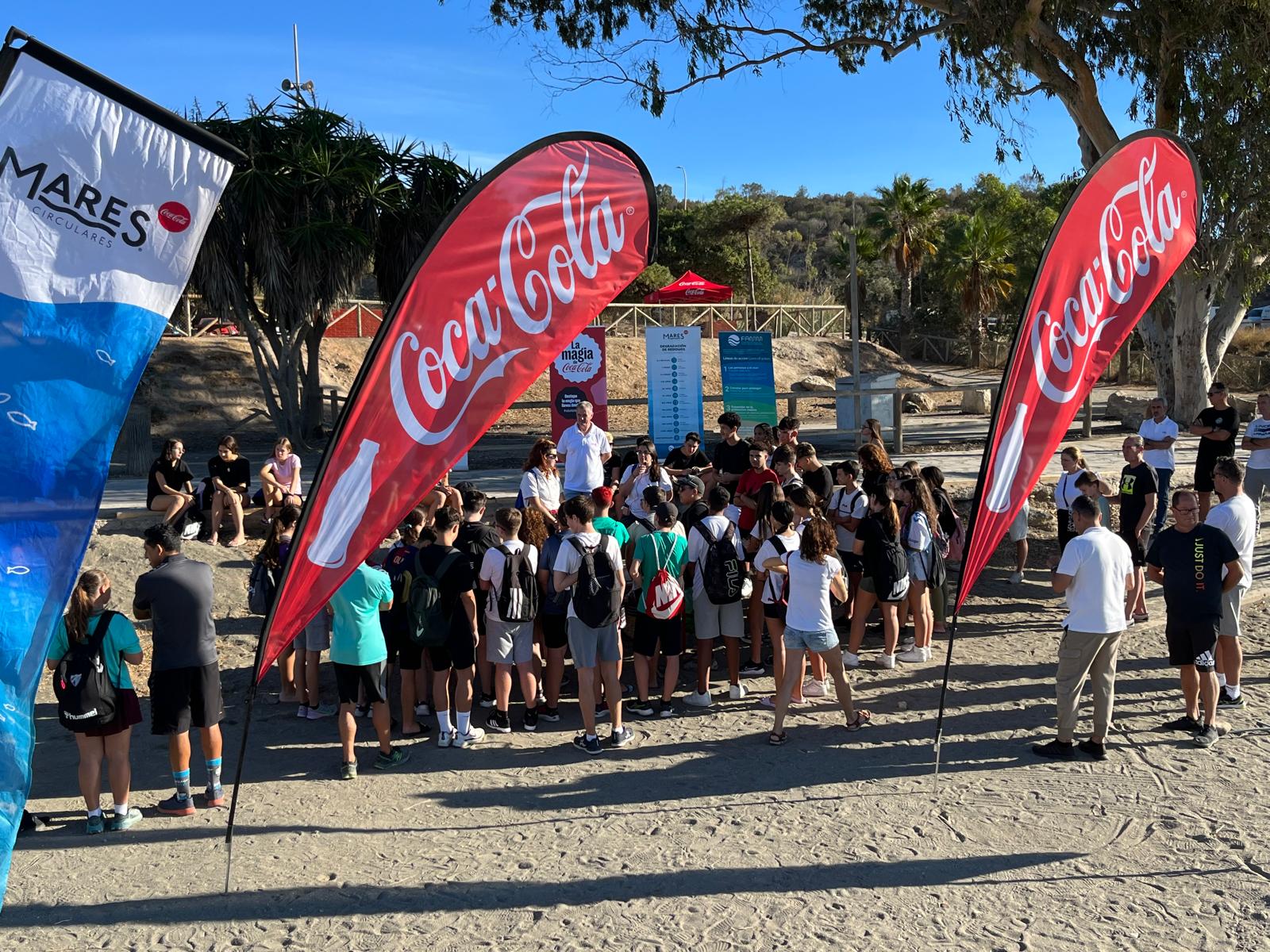 Cerca de 20 voluntarios de CCEP participan en la limpieza de playas en Málaga Cerca de 20 voluntarios de CCEP participan en la limpieza de playas en Málaga