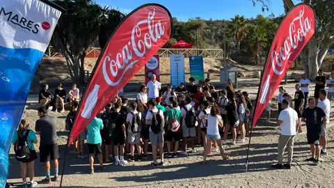 Cerca de 20 voluntarios de CCEP participan en la limpieza de playas en Málaga Cerca de 20 voluntarios de CCEP participan en la limpieza de playas en Málaga