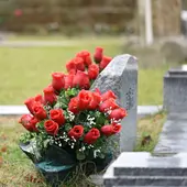 Imagen de archivo de una tumba con flores Imagen de archivo de una tumba con flores