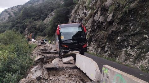 La salida de v&iacute;a de un autob&uacute;s provoca un corte total en el Desfiladero de la Hermida