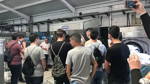Adiós definitivo a la lavandería del Doble Amor tras cuatro décadas dando trabajo a personas con discapacidad Imagen de archivo de 2018, antes de la crisis que, con la pandemia, ha terminado con el cierre de la instalación