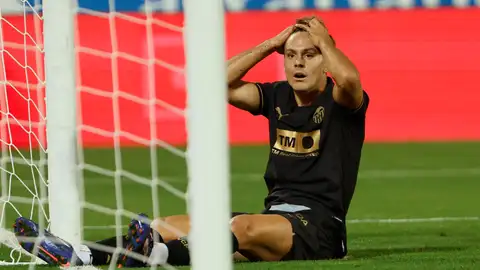 El delantero del Valencia Daniel Gómez se lamenta durante el encuentro ante el Leganés en el estadio de Butarque El delantero del Valencia Daniel Gómez se lamenta durante el encuentro ante el Leganés en el estadio de Butarque