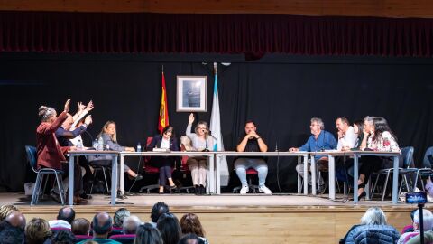 Momento de la votaci&oacute;n, con el nuevo alcalde, Javier Sar, segundo por la izquierda