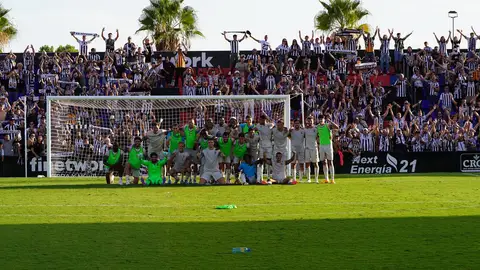 La plantilla albinegra celebra la victoria en Elda con su afición La plantilla albinegra celebra la victoria en Elda con su afición