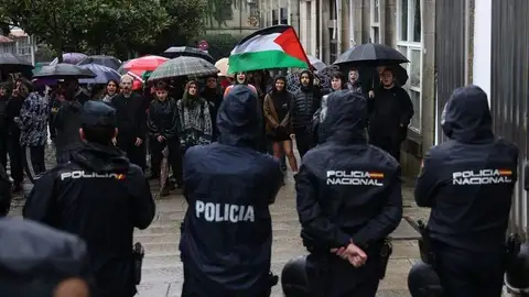 El gobierno local de Santiago ve "algo excesiva" la acción policial en la protesta pro Palestina mientras el PP de Santiago pide que sse retracte o ola alcaldesa la desautorice El gobierno local de Santiago ve "algo excesiva" la acción policial en la protesta pro Palestina mientras el PP de Santiago pide que sse retracte o ola alcaldesa la desautorice