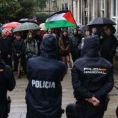 El gobierno local de Santiago ve "algo excesiva" la acción policial en la protesta pro Palestina mientras el PP de Santiago pide que sse retracte o ola alcaldesa la desautorice