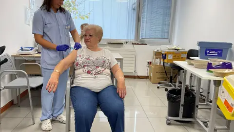 Enfermera vacunando Enfermera vacunando