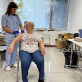 Enfermera vacunando