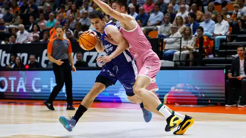 05/10/2024 20:48 (UTC +02:00) Crédito: EFE Fuente: EFE Autor: Ana Escobar Temática: Deporte » Baloncesto El ala-pívot del Valencia Basket Jaime Pradilla avanza con el balón 05/10/2024 20:48 (UTC +02:00) Crédito: EFE Fuente: EFE Autor: Ana Escobar Temática: Deporte » Baloncesto El ala-pívot del Valencia Basket Jaime Pradilla avanza con el balón