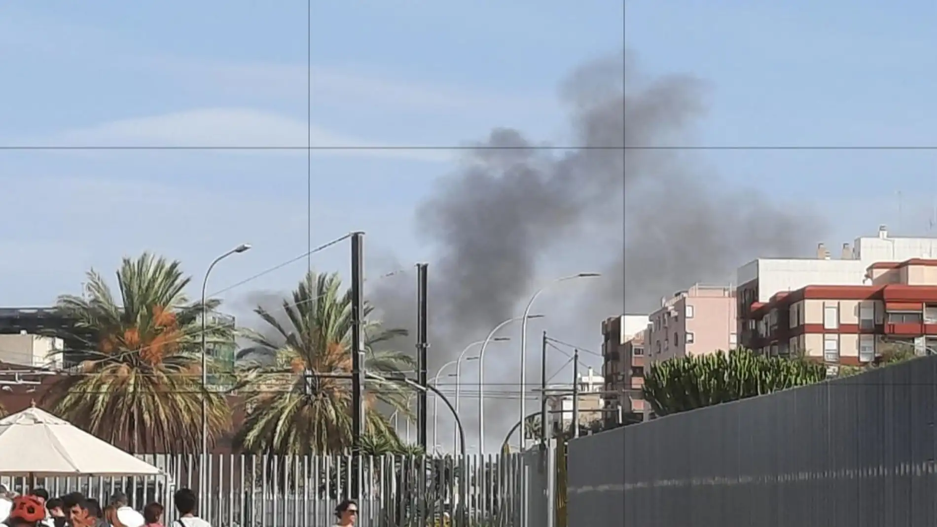 Los bomberos siguen trabajando en la extinción del incendio de una nave de Alboraia. Los bomberos siguen trabajando en la extinción del incendio de una nave de Alboraia.