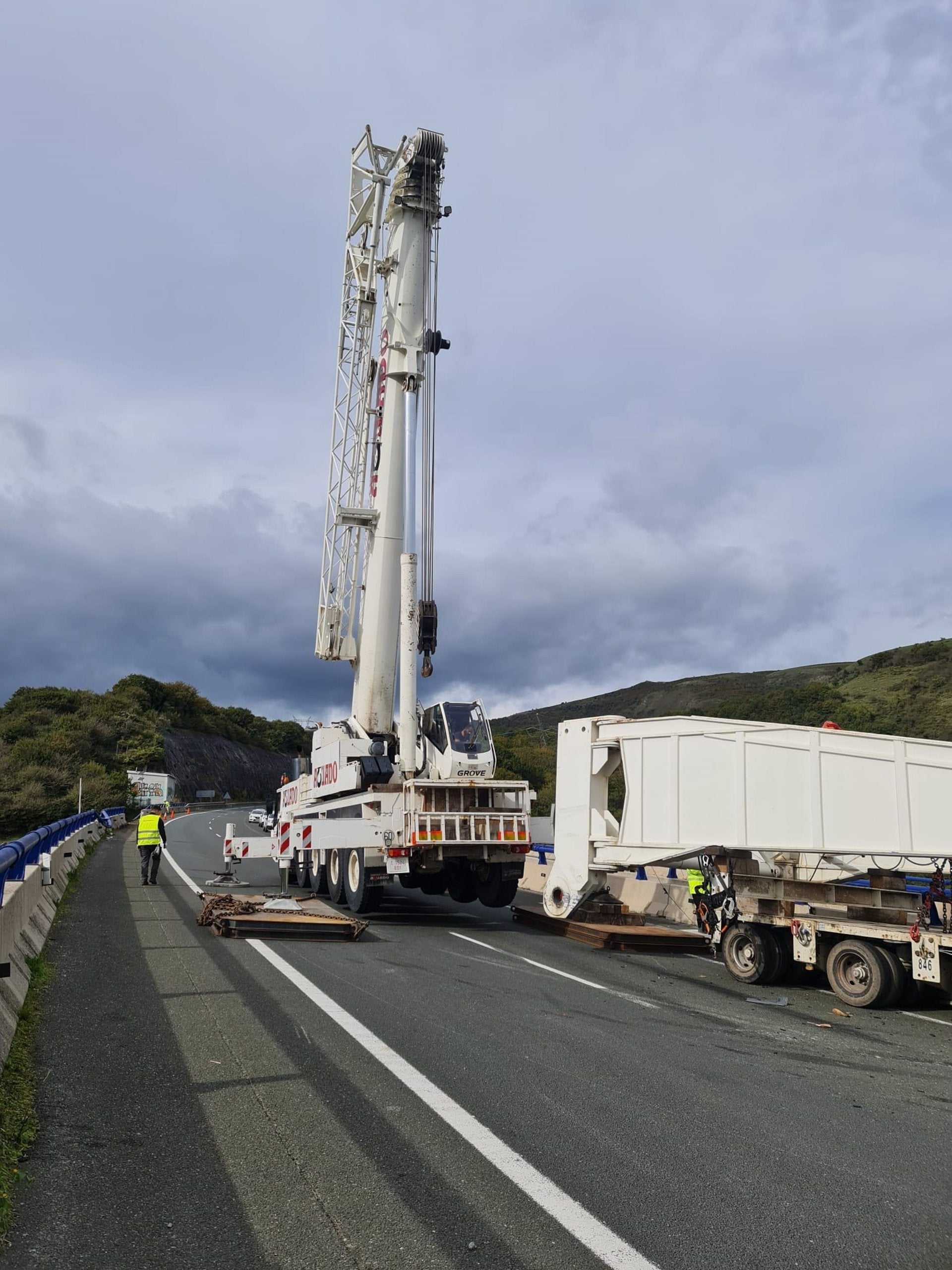 Dos grúas de gran tonelaje retirarán el transporte especial accidentado en la A-67 Dos grúas de gran tonelaje retirarán el transporte especial accidentado en la A-67
