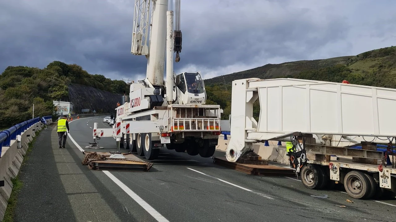 Grúa de gran tonelaje en el viaducto de Lantueno en la A-67 para proceder a la retirada del transporte especial accidentado