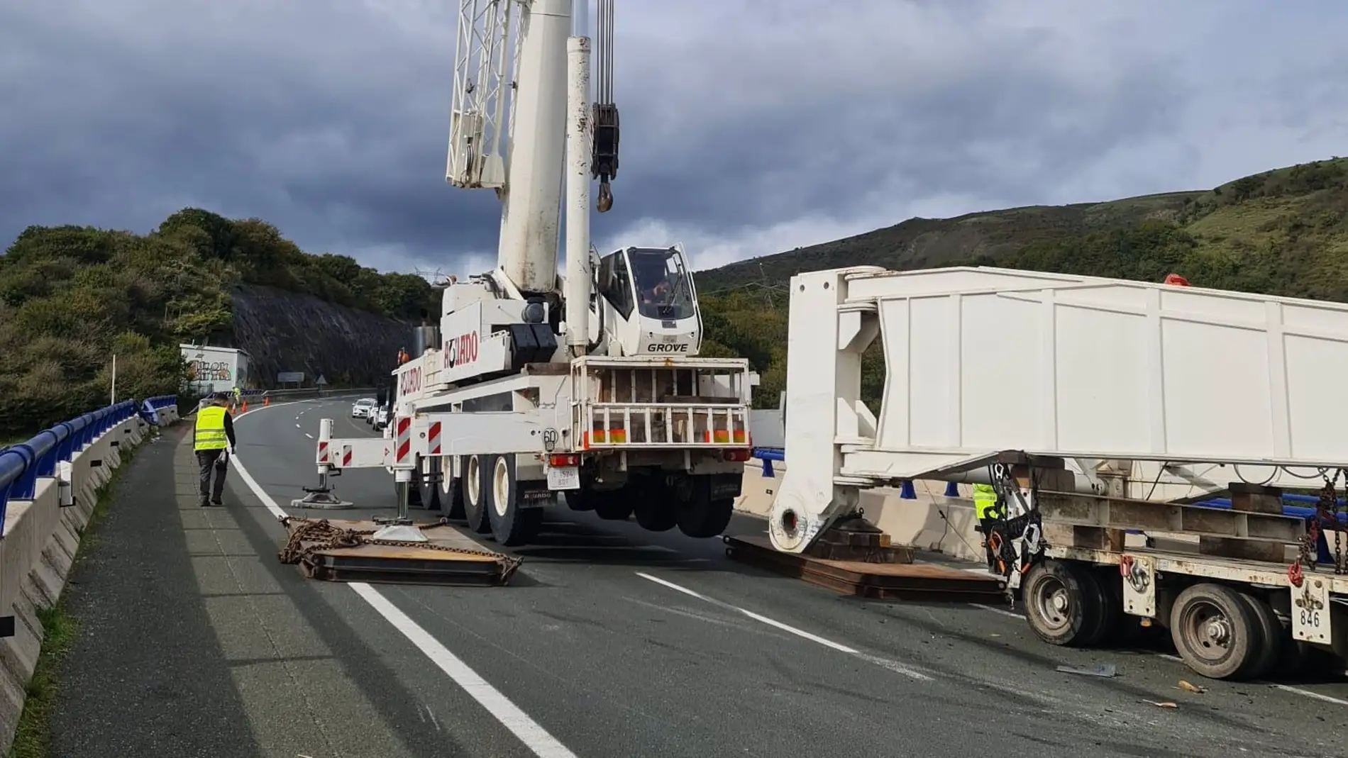 Grúa de gran tonelaje en el viaducto de Lantueno en la A-67 para proceder a la retirada del transporte especial accidentado Grúa de gran tonelaje en el viaducto de Lantueno en la A-67 para proceder a la retirada del transporte especial accidentado