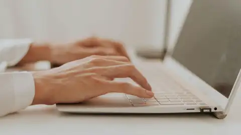 Una persona trabajando en el ordenador Una persona trabajando en el ordenador
