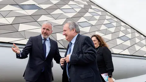Jorge Azcón recibe a Jordi Hereu en el pabellón Puente Jorge Azcón recibe a Jordi Hereu en el pabellón Puente