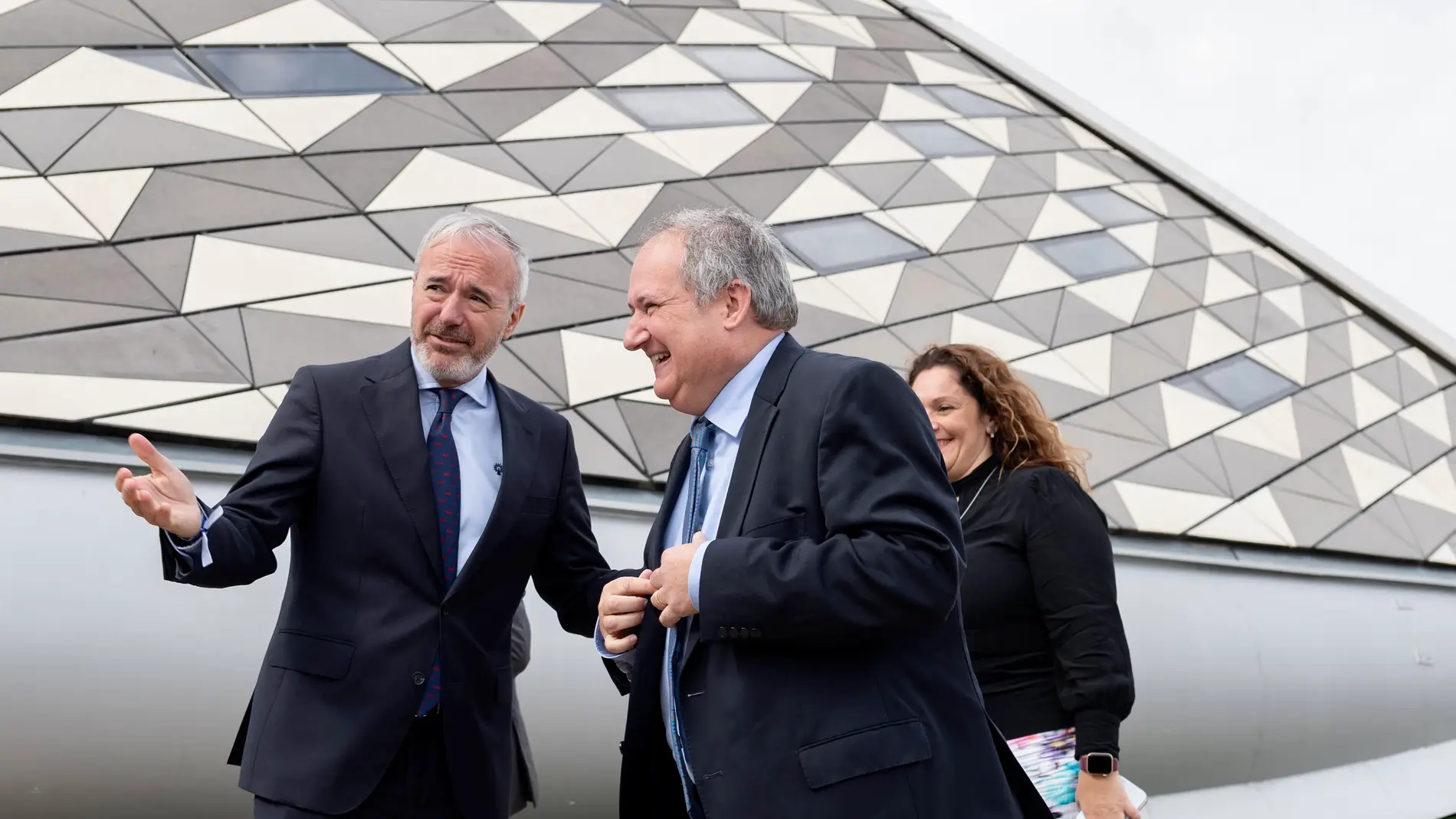 Jorge Azcón recibe a Jordi Hereu en el pabellón Puente Jorge Azcón recibe a Jordi Hereu en el pabellón Puente