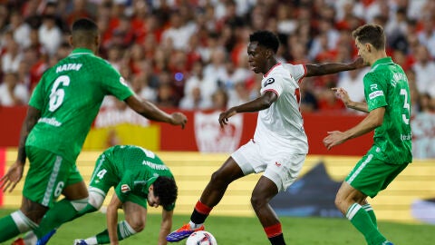 Diego Llorente trata de frenar a Sambi Lokonga en el derbi del S&aacute;nchez-Pizju&aacute;n.