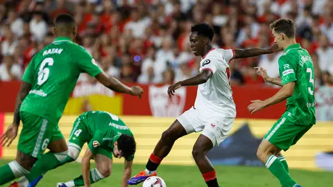 Diego Llorente trata de frenar a Sambi Lokonga en el derbi del Sánchez-Pizjuán. Diego Llorente trata de frenar a Sambi Lokonga en el derbi del Sánchez-Pizjuán.