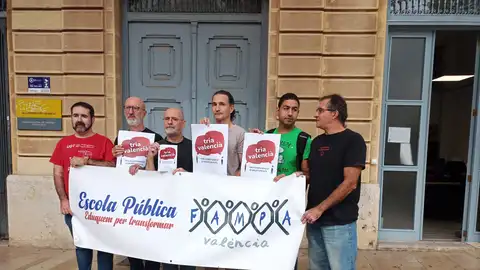 Responsables de FAMPA y de los sindicatos han presentado la campaña en defensa del valenciano. Responsables de FAMPA y de los sindicatos han presentado la campaña en defensa del valenciano.