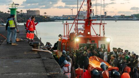Llegada de una embarcaci&oacute;n de Salvamento Mar&iacute;timo con migrantes a bordo 