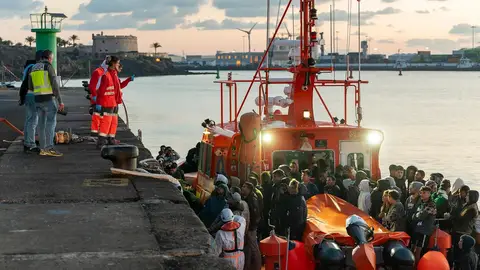 Llegada de una embarcación de Salvamento Marítimo con migrantes a bordo Llegada de una embarcación de Salvamento Marítimo con migrantes a bordo