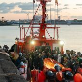 Llegada de una embarcación de Salvamento Marítimo con migrantes a bordo 