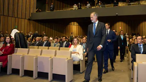 El rey Felipe VI, a su llegada junto al lehendakari Imanol Pradales a la Conferencia Internacional sobre Víctimas del Terrorismo Felipe VI: "Las víctimas son un faro ético y su testimonio ayuda a prevenir el terrorismo"
