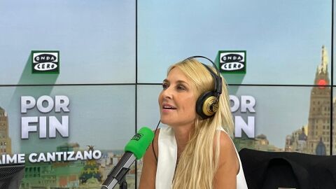 Cayetana Guill&eacute;n Cuervo en los estudios de Onda Cero 