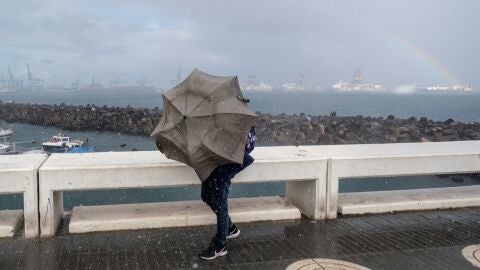 Kirk azotar&aacute; a Espa&ntilde;a con vientos de 120 km por hora, lluvia y oleaje/ EFE/&Aacute;ngel Medina G.