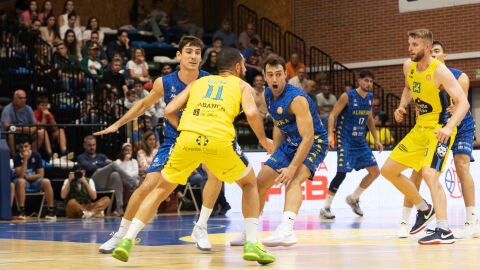 8-10 Una jugada del partido Alimerka Oviedo frente a Ourense