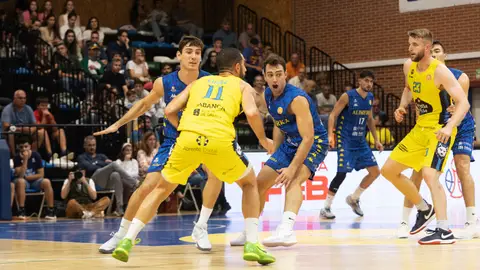 8-10 Una jugada del partido Alimerka Oviedo frente a Ourense 8-10 Una jugada del partido Alimerka Oviedo frente a Ourense