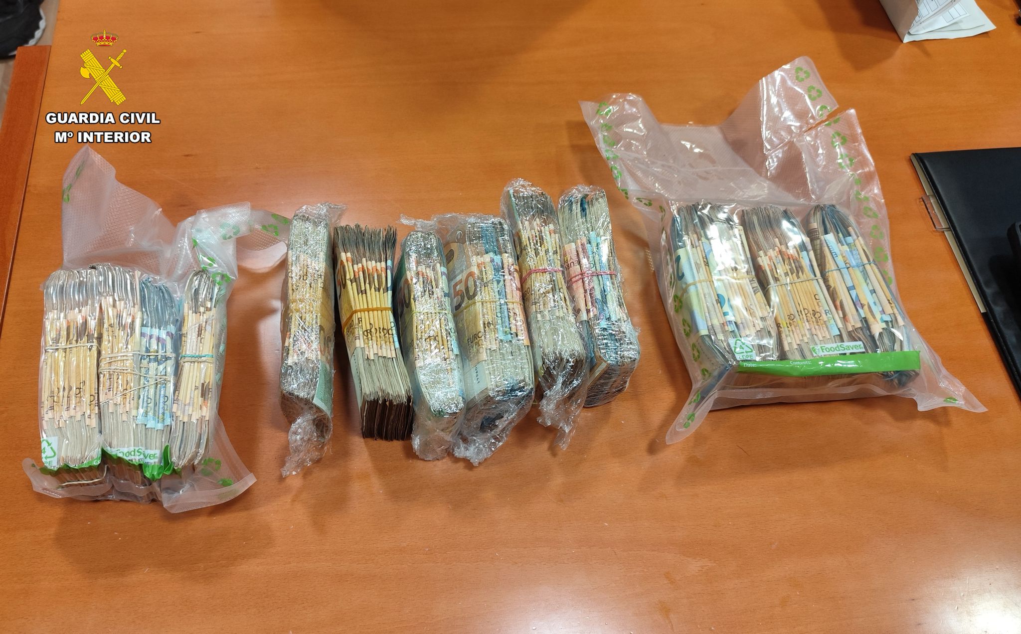 Intervenidos 141.000€ en el maletero de un vehículo en Aguilar de Campoo Intervenidos 141.000€ en el maletero de un vehículo en Aguilar de Campoo